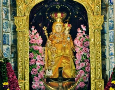 அழுதவிழிக்கு ஐவிரலும் தானாவாள்